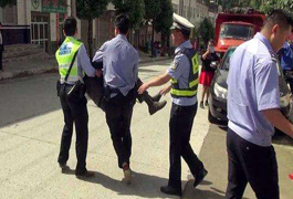 當(dāng)民警遇上碰瓷，這樣執(zhí)法讓我驚呆了